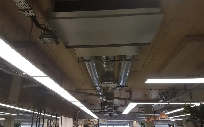 Ceiling cassette air conditioning unit installed in a suspended ceiling