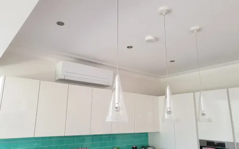 Wall-mounted air conditioning indoor unit above kitchen units